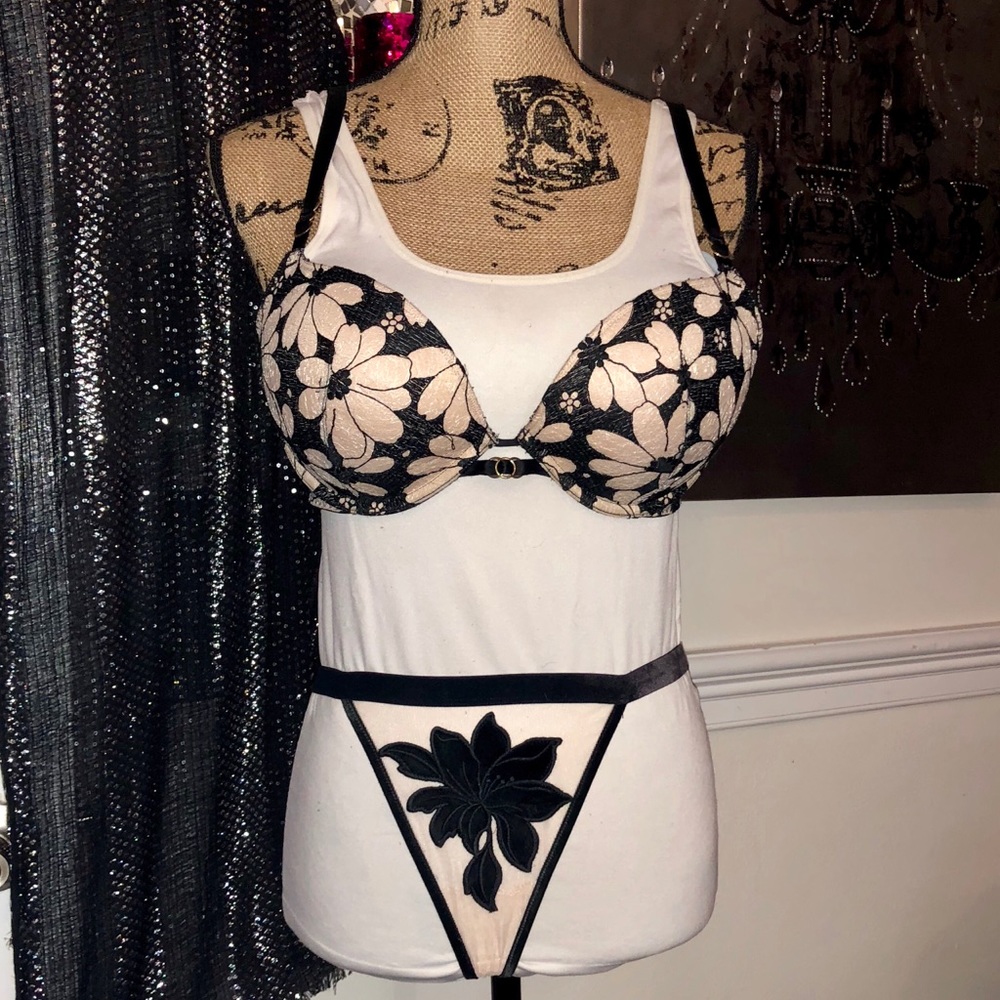 Victoria’s Secret Bra/V-String Panty Set Small 36C